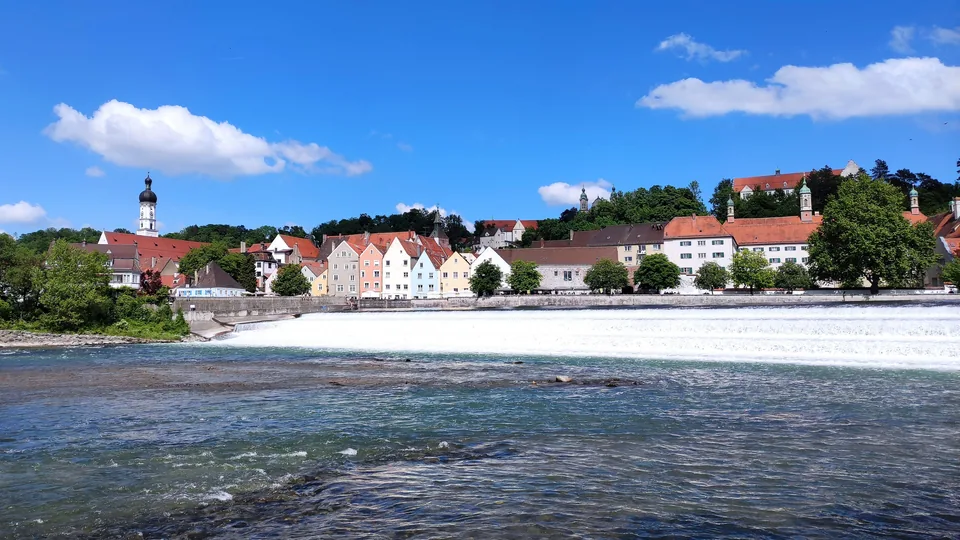 Zum Inhalt der Seite „Detektei für Landsberg am Lech – Ermittlungen im Einsatzgebiet Landsberg am Lech“ Altstadt von Landsberg am Lech mit Lechwehr und Blick auf die Stadtpfarrkirche
