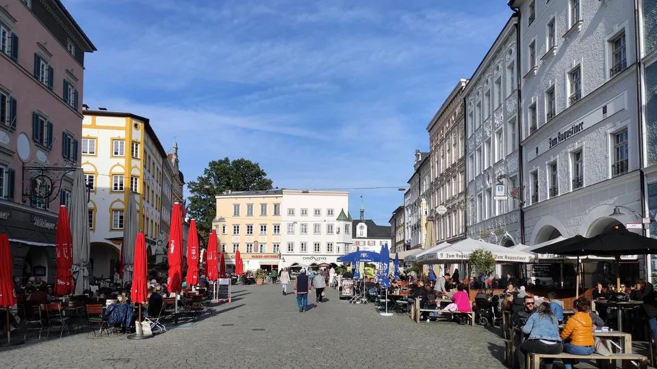 Zum Inhalt der Seite „Detektei für Rosenheim – Ermittlungen im Einsatzgebiet Rosenheim“ Max-Josefs-Platz in Rosenheim mit historischen Bürgerhäusern und Laubengängen