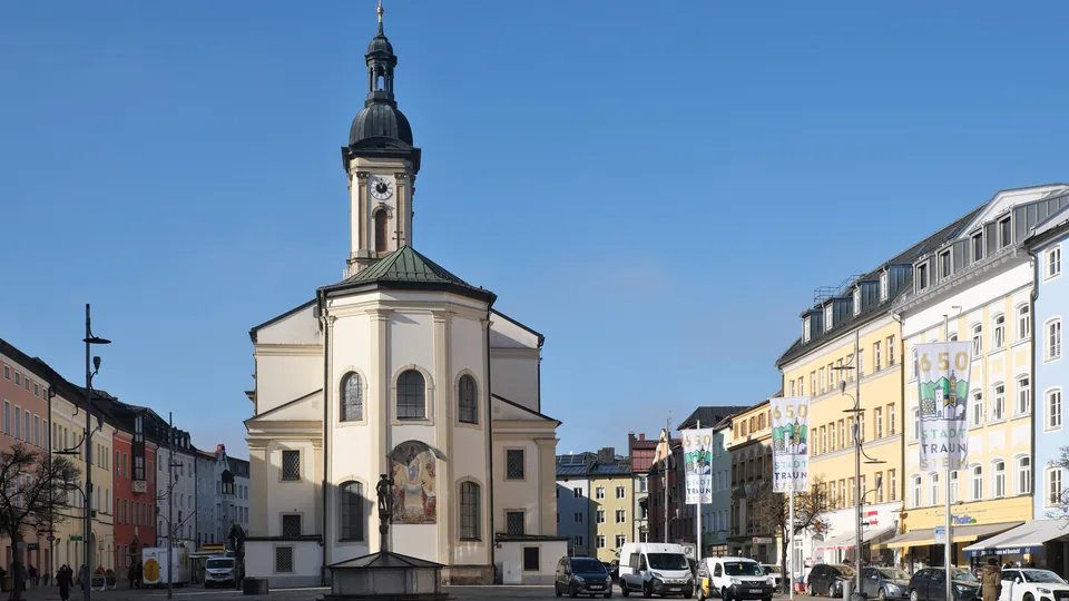 Zum Inhalt der Seite „Detektei für Traunstein – Ermittlungen im Einsatzgebiet Traunstein“ Stadtplatz in Traunstein mit der Kirche St. Oswald